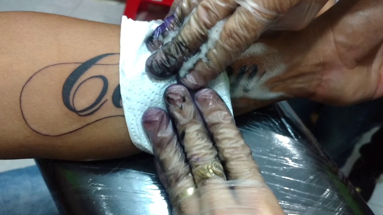 tattoo de nombres en el brazo